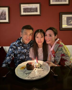 Kenix Kwok Ho-Ying Instagram - 🎂Happy Birthday to my perfect husband ❤️❤️❤️ Grateful to celebrate with our dearest friends, wishing all healthy and forever happiness ! 🎉🎉🥳🥳🍷🍷
#烹調非常到位
#肉質鮮嫩多汁
#delicious
#steak_ribs_lobsterburger
#encore再encore
#marriotthotel