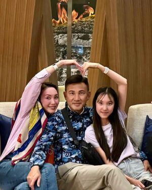 Kenix Kwok Ho-Ying Instagram - 🎂Happy Birthday to my perfect husband ❤️❤️❤️ Grateful to celebrate with our dearest friends, wishing all healthy and forever happiness ! 🎉🎉🥳🥳🍷🍷
#烹調非常到位
#肉質鮮嫩多汁
#delicious
#steak_ribs_lobsterburger
#encore再encore
#marriotthotel