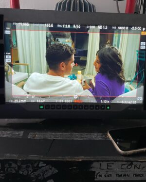 Kenza Saïb Couton Instagram - On aurai pu jouer des apparences, mais on a préféré être honnêtes… (swipe pour découvrir les backstages les moins photogéniques de l’histoire des backstages) #instavsreality 😅

Et on dirait pas comme ça, mais promis on passe de bons moments sur le plateau 🫶🏽 

Alors, le couple « GABAYA », pour ou contre ? ♡ 
@dna_tf1 #gabaya #lesproblemes