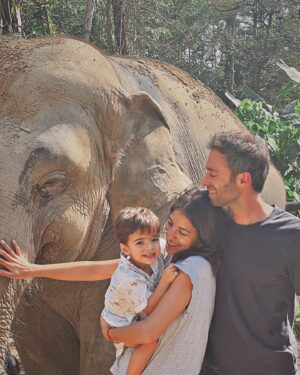 Kenza Saïb Couton Instagram - THAÏLANDE SPAM PART 2 🐘🤍🌴

PS : J’en profite pour vous rappeler que les balades à dos d’éléphants sont à proscrire, mais qu’il existe de superbes sanctuaires, comme celui que nous avons visité à Koh Samui pour approcher ces animaux majestueux ! 🤍 @elephantjsanctuary se consacre à la réhabilitation et à la protection de ces animaux qui n’ont connu que la captivité et qu’on ne pourrait malheureusement plus intégrer à leur habitat naturel, tout en les chouchoutant. C’était top, les enfants et les grands étaient émerveillés ! 🐘💚