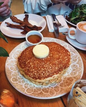 Kenza Saïb Couton Instagram - Quand il me demande si je veux aller manger des pancakes. 🥞🍂 #coupdefoudreacentralpark #joke #teampremierdegréensueur
