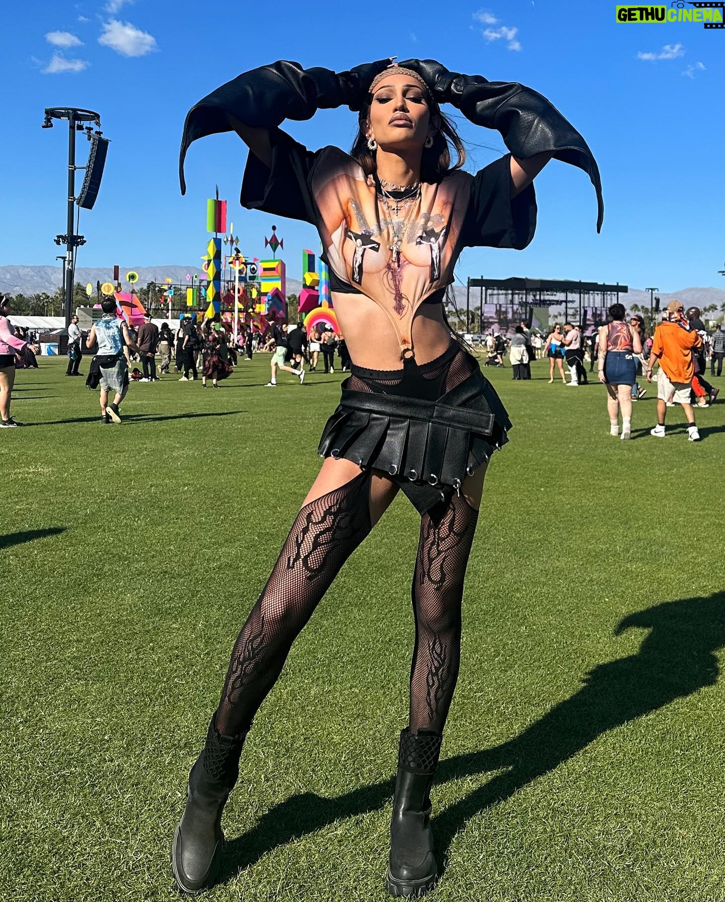Kerri Colby - 36.7K Likes - Dia de Doja 🖤🦇