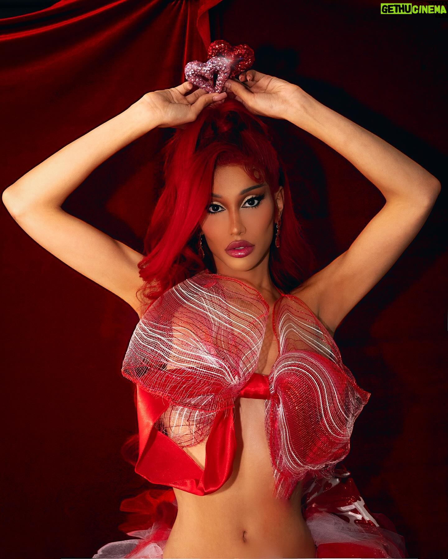 Kerri Colby - 27.2K Likes - Hugs, Kisses & Valentines Wishes ♥️🎀💋
Photography: @_orbel