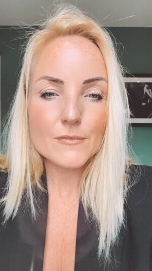 Kerry Ellis Instagram - ITS LIVE - Number two “ How to succeed in musical theatre as an artist close “at 12 week online course starting in September the waitlist is now live join us and we will send you more details very soon. You can also secure your spot right now! If you don’t want to miss out spaces are limited and I can’t wait to see you on the next course. ##MusicalTheatre #OnlineTraining #Theatre #Stage #Performance #SucceededInTheArts
