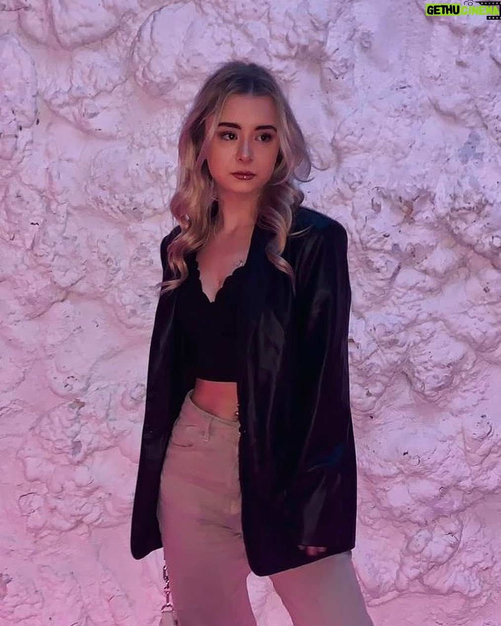 Kerry Ingram Instagram - I am doing a surprise giveaway for you guys! The winners will win Β£100 e-gift cards or equivalent gifts from @getguang π #Giveaway To participate all you have to do is: 1. Follow @getguang 2. TAG at least one of ya besties π Good luck π and Follow me 601863456 on the Guang app! #ukgiveaway #ItsOnGuang #guangcontest #fashion #fashionoutfits #ootd #fyp #viral #ootdstyle #ootdinspo #onlineshopping #wishlist #giveawaytime #ad