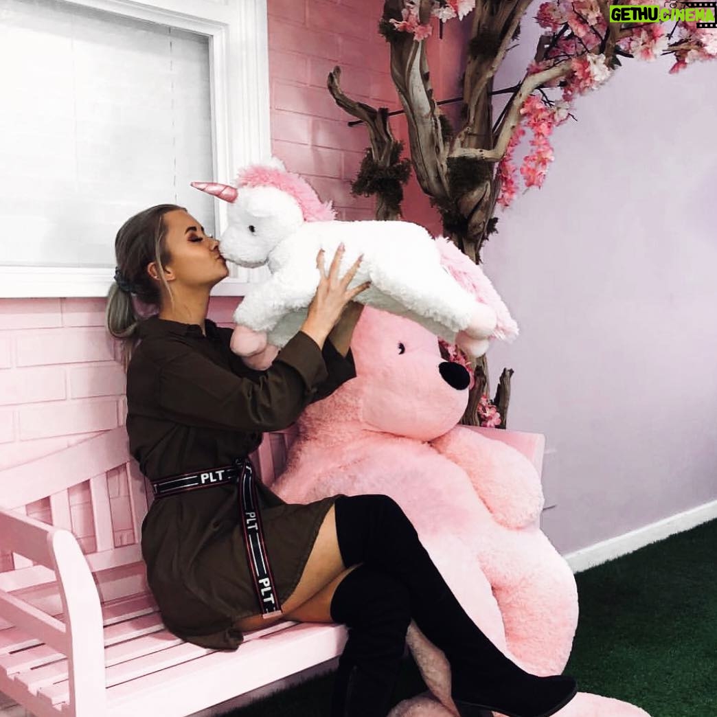 Kerry Ingram Instagram - Had so much fun at the Pretty Little Thing HQ today! Thank you so much for having me. Can’t wait to try on my new outfits!🌸