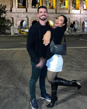 Kethelllen Avelino Instagram - Hoje Deus me presenteou com uma das coisas mais preciosa para uma mulher, que é o NOIVADO, o caminho para a construção do nosso bem mais valioso nessa Terra, a FAMÍLIA, o MATRIMÔNIO, o LAR. Nem de longe conseguiria explicar o tamanho da minha felicidade e gratidão, meu coração está transbordando de amor. Lembro dos dias orei para ter alguém especial, amoroso, cavalheiro, respeitador e atencioso, que tivesse as mesmas crenças e princípios que os meus, e Deus me surpreendeu com esse príncipe, um homem cheio de coragem, atitude, sempre tão amoroso e atencioso comigo. Desde o início eu sabia que seria você o AMOR da minha VIDA, com quem eu iria construir minha família, que seria meu companheiro e melhor amigo. Obrigada por me surpreender todos os dias❤️🥹!!!

Mil vezes SIMMM!!! 💍👰🏻🤵🏻‍♂️✨💎❤️
Te amo e sempre cuidarei, amarei e respeitarei nossa família!