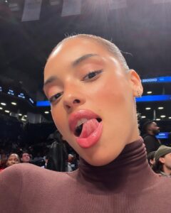 Khadijha Red Thunder Instagram - I don’t know who needs to hear this but it’s not nice to just stare…. say something while you’re at it ❤️‍🩹