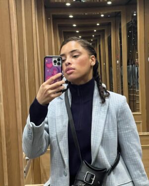 Khadijha Red Thunder Instagram - I don’t know who needs to hear this but it’s not nice to just stare…. say something while you’re at it ❤️‍🩹