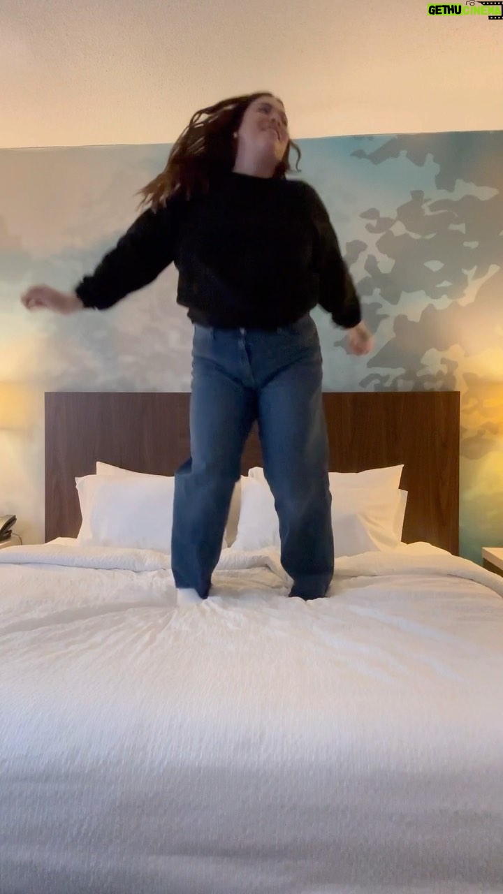 Khate Lessard Instagram - Je suis CERTAINEMENT pas la seule à faire ça quand je découvre ma chambre d’hôtel🔥😂