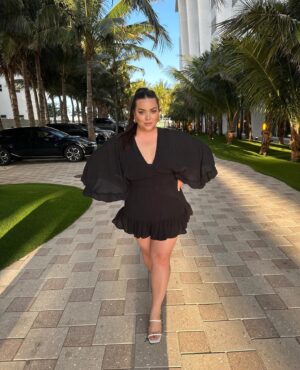 Khate Lessard Instagram - Khate Kardashian📸
Bienvenue dans ma nouvelle demeure🌴
#miami #kardashian #blackdress #look #instagirl