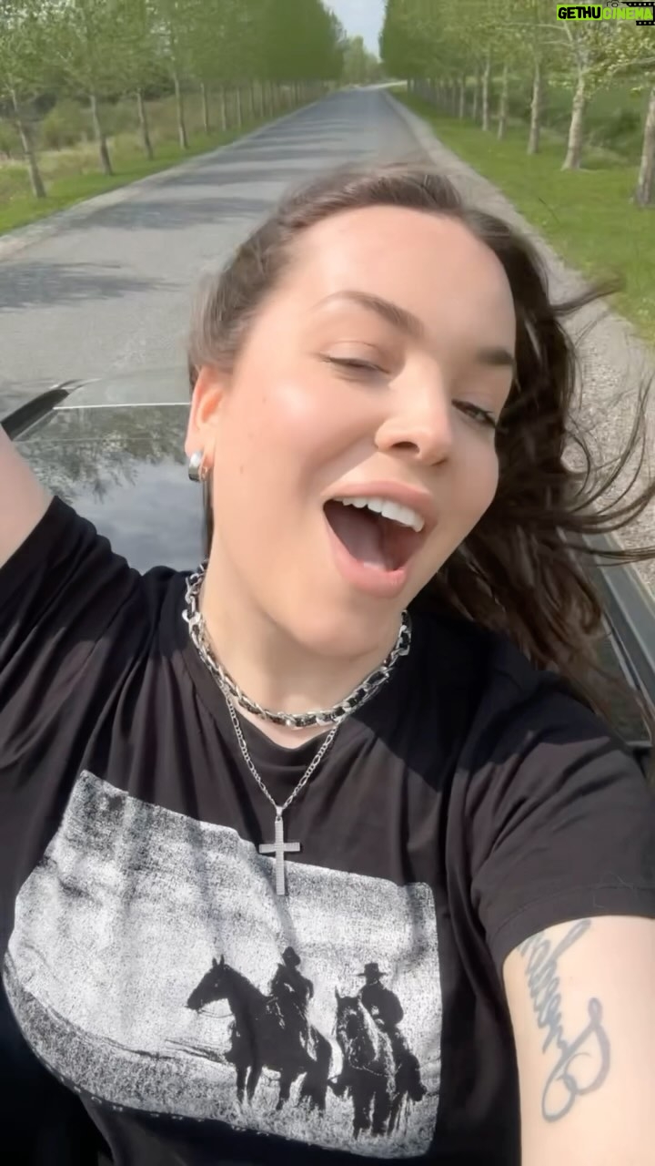 Khate Lessard Instagram - Nouvel extrait unlocked 🔓 GIRL NIGHT ANTHEM💥 you already know this song is a BANGER! Commentez! Partager!!!!! 5 jours avant la sortie de l’album🍾 #newmusic #newartist #banger