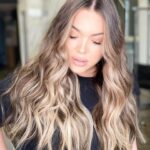 Khate Lessard Instagram - BYE LES EXTENSIONS✌🏻 Depuis maintenant 5 mois,je fait de ma santé et mon bien-être une priorité! Je vois bien que je garde le rythme et que j’ai le contrôle sur mes objectifs et mes défis.Le sport m’apporte un bien fou mentalement et physiquement….MAIS maintenant je met le doigt sur un autre détail…mes cheveux!!! Tout à commencé en 2017 quand j’ai commencée à porter des extensions,des rallonges au début de ma transition.Très probablement pour combler un sentiment de féminité,me procurer un look qui m’aiderai avec mon estime personnelle.J’ai toujours porté des extensions…à clip,à la kératine…mais jamais laissé un break à mes cheveux.Ça peu sembler complètement stupide mais c’est un énorme challenge pour moi!J’enlève ma béquille capillaire pour laisser place au naturel🍃Je deviens une meilleure version de moi-même et ça m’excite👏🏻