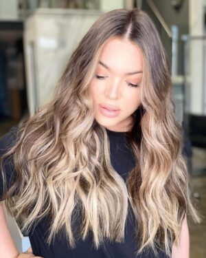 Khate Lessard Instagram - BYE LES EXTENSIONS✌🏻
Depuis maintenant 5 mois,je fait de ma santé et mon bien-être une priorité! Je vois bien que je garde le rythme et que j’ai le contrôle sur mes objectifs et mes défis.Le sport m’apporte un bien fou mentalement et physiquement….MAIS maintenant je met le doigt sur un autre détail…mes cheveux!!! 
Tout à commencé en 2017 quand j’ai commencée à porter des extensions,des rallonges au début de ma transition.Très probablement pour combler un sentiment de féminité,me procurer un look qui m’aiderai avec mon estime personnelle.J’ai toujours porté des extensions…à clip,à la kératine…mais jamais laissé un break à mes cheveux.Ça peu sembler complètement stupide mais c’est un énorme challenge pour moi!J’enlève ma béquille capillaire pour laisser place au naturel🍃Je deviens une meilleure version de moi-même et ça m’excite👏🏻