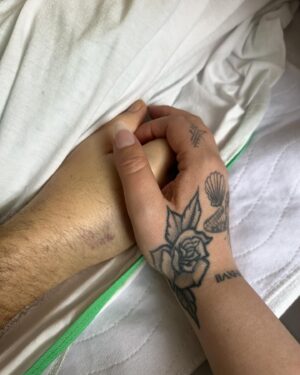 Khate Lessard Instagram - Mon p’ti papa d’amour🕊️✨
Les mots me manque pour exprimer comment je me sent présentement.Les derniers mois ont été tellement dur….et aujourd’hui tu est enfinnn libre et tu n’a plus de douleur.Ton énergie et tes sourires contagieux vont me manquer à tout jamais💔J’me rassure en me disant que c’est moi qui a eu la chance de t’avoir comme papa.Tu est assurément l’exemple de courage,d’endurance,de persévérance et de positivisme que je vais suivre pour le restant de mes jours.Tu m’a appris à être humaine,bonne avec les gens.Que le respect et la gentillesse gagne par dessus tout.Merci de m’avoir montrer qu’être fidèle à sa famille,ses amis,ses enfants…et sa femme pendant 36 ans!…Ben ça existe💕
Peu importe ce que me réserve l’avenir…tu est et restera à tout jamais MON papa🙌🏻MERCI pour les moments précieux qu’on à vécus dans les derniers jours…ce qu’on viens de vivre ensemble n’a pas de prix.Ta vulnérabilité et ta transparence m’a tellement fait de bien🫶🏻Je vais te parler tout les jours et assurément continuer toute nos p’tites traditions!! C’est PROMIS!! JE T’AIMEEEEEE❤️❤️❤️❤️ pis f*ck le cancer!
