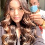 Khate Lessard Instagram - BYE LES EXTENSIONS✌🏻 Depuis maintenant 5 mois,je fait de ma santé et mon bien-être une priorité! Je vois bien que je garde le rythme et que j’ai le contrôle sur mes objectifs et mes défis.Le sport m’apporte un bien fou mentalement et physiquement….MAIS maintenant je met le doigt sur un autre détail…mes cheveux!!! Tout à commencé en 2017 quand j’ai commencée à porter des extensions,des rallonges au début de ma transition.Très probablement pour combler un sentiment de féminité,me procurer un look qui m’aiderai avec mon estime personnelle.J’ai toujours porté des extensions…à clip,à la kératine…mais jamais laissé un break à mes cheveux.Ça peu sembler complètement stupide mais c’est un énorme challenge pour moi!J’enlève ma béquille capillaire pour laisser place au naturel🍃Je deviens une meilleure version de moi-même et ça m’excite👏🏻