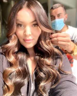 Khate Lessard Instagram - BYE LES EXTENSIONS✌🏻
Depuis maintenant 5 mois,je fait de ma santé et mon bien-être une priorité! Je vois bien que je garde le rythme et que j’ai le contrôle sur mes objectifs et mes défis.Le sport m’apporte un bien fou mentalement et physiquement….MAIS maintenant je met le doigt sur un autre détail…mes cheveux!!! 
Tout à commencé en 2017 quand j’ai commencée à porter des extensions,des rallonges au début de ma transition.Très probablement pour combler un sentiment de féminité,me procurer un look qui m’aiderai avec mon estime personnelle.J’ai toujours porté des extensions…à clip,à la kératine…mais jamais laissé un break à mes cheveux.Ça peu sembler complètement stupide mais c’est un énorme challenge pour moi!J’enlève ma béquille capillaire pour laisser place au naturel🍃Je deviens une meilleure version de moi-même et ça m’excite👏🏻