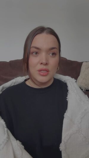 Khate Lessard Instagram - Possible que je supprime cette vidéo! Tellement pas mon genre de publier ce genre de video là …. Mais j’en avais vraiment de besoins.Je publie pas beaucoup c’est derniers temps parce-que j’ai la tête ailleurs…et que je struggle avec mon anxiété et les p’tis problèmes de la vie.C’est gênant de se livrer comme ça mais le bien que ça m’a fait! 
#santementale #anxiété