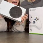 Khate Lessard Instagram - Si on est deux à l’utiliser ça ne compte pas comme un cadeau de Noël! #girlmath @xboxcanada  Dès maintenant jusqu’au 31 décembre c’est LE moment d’économiser sur le starter bundle Xbox series S! Trouve cette offre incroyable au magasin Microsoft! @microsoftstore #XboxPartner #XboxCanada #GiftGuide #TechDeals #GamingDeals