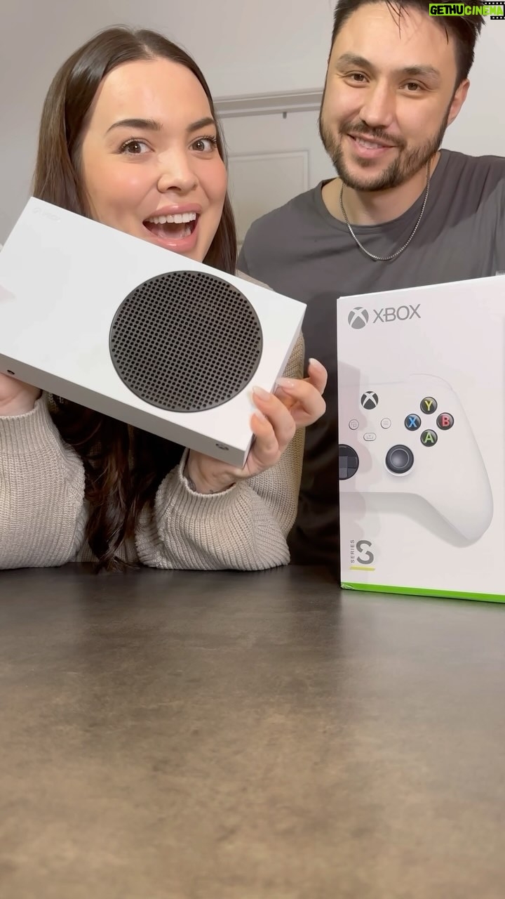Khate Lessard Instagram - Si on est deux à l’utiliser ça ne compte pas comme un cadeau de Noël! #girlmath @xboxcanada Dès maintenant jusqu’au 31 décembre c’est LE moment d’économiser sur le starter bundle Xbox series S! Trouve cette offre incroyable au magasin Microsoft! @microsoftstore #XboxPartner #XboxCanada #GiftGuide #TechDeals #GamingDeals
