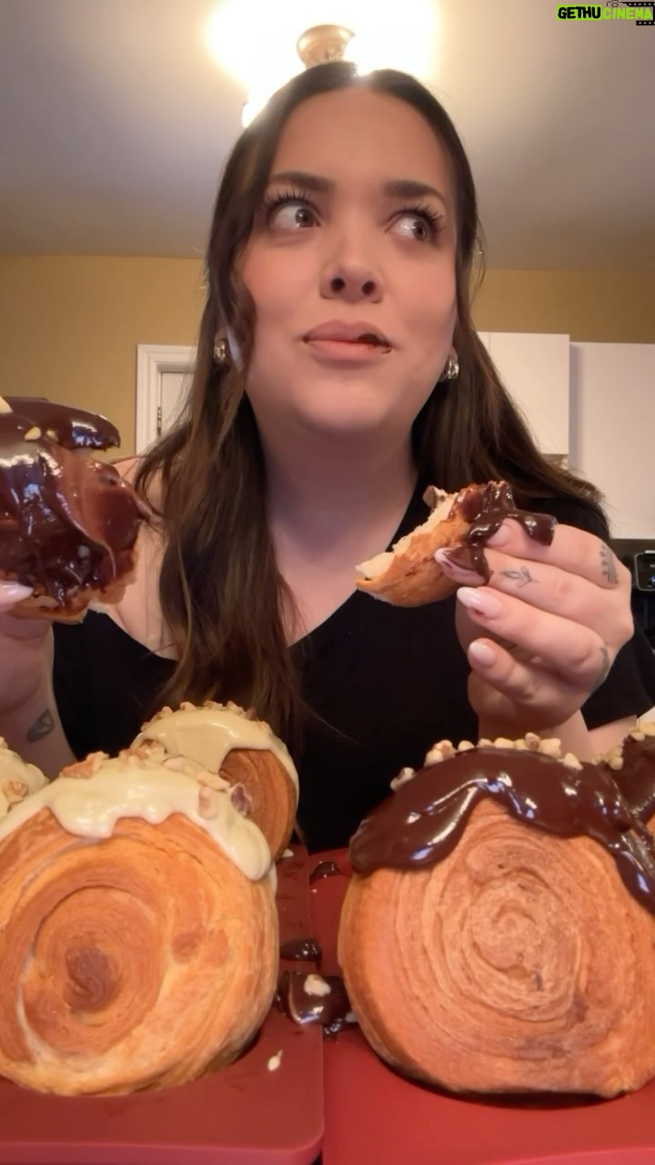 Khate Lessard Instagram - Fabrice le cook! À cuisiné à 4h00 du matin pour que j’me réveille avec les croissants de mes rêves pour dejeuner🥹À défaut d’avoir annulé notre voyage à new-york pour rester avec la famille,il à emener new-york à la maison🍩 suchhhh a keeperrrr