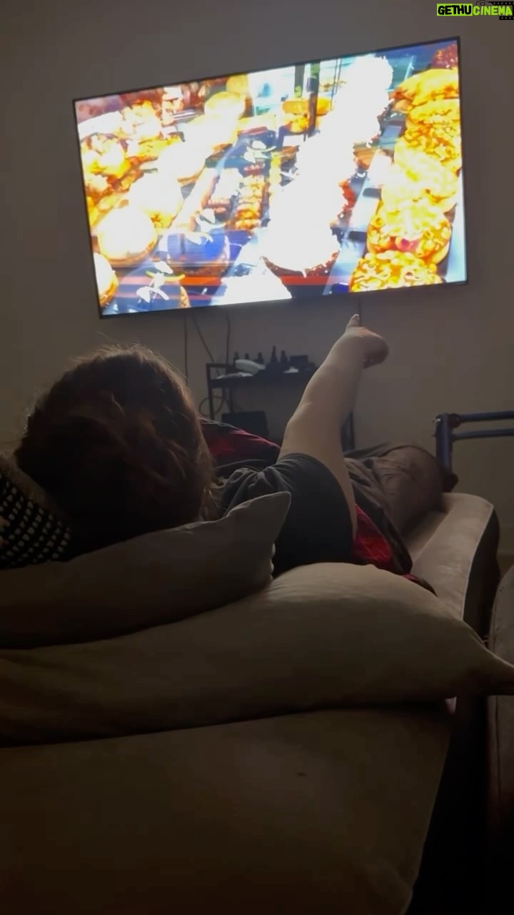 Khate Lessard Instagram - Notre nouvelle passion de fin de soirée…écouter des vlogs de bouffe😂🧁 Sauf que j’me fait filmer à mon insu.C’est officiel…je suis expressive de nature et j’ai de nouveaux craving.