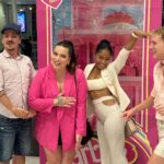 Khate Lessard Instagram – HEY BARBIE💖
Dans le cadre de la Fierté, en collaboration avec @minicanada, j’ai passé la plus rose et parfaite des soirées en compagnie des plus belles Barbie en ville ! À bord de ma MINI tout électrique, je me suis rendu downtown Montréal pour assister à une projection privée du film Barbie!
 
Un ÉNORME merciii à ma famille @minicanada pour cette soirée incroyable! Assurez-vous d’aller consulter mon Guide MINI de la Fierté sur le site de MINI Canada pour découvrir des entreprises fabuleuses de Montréal issues de la communauté LGBTQ ! *Lien dans ma bio*
#pub #miniguidetopride