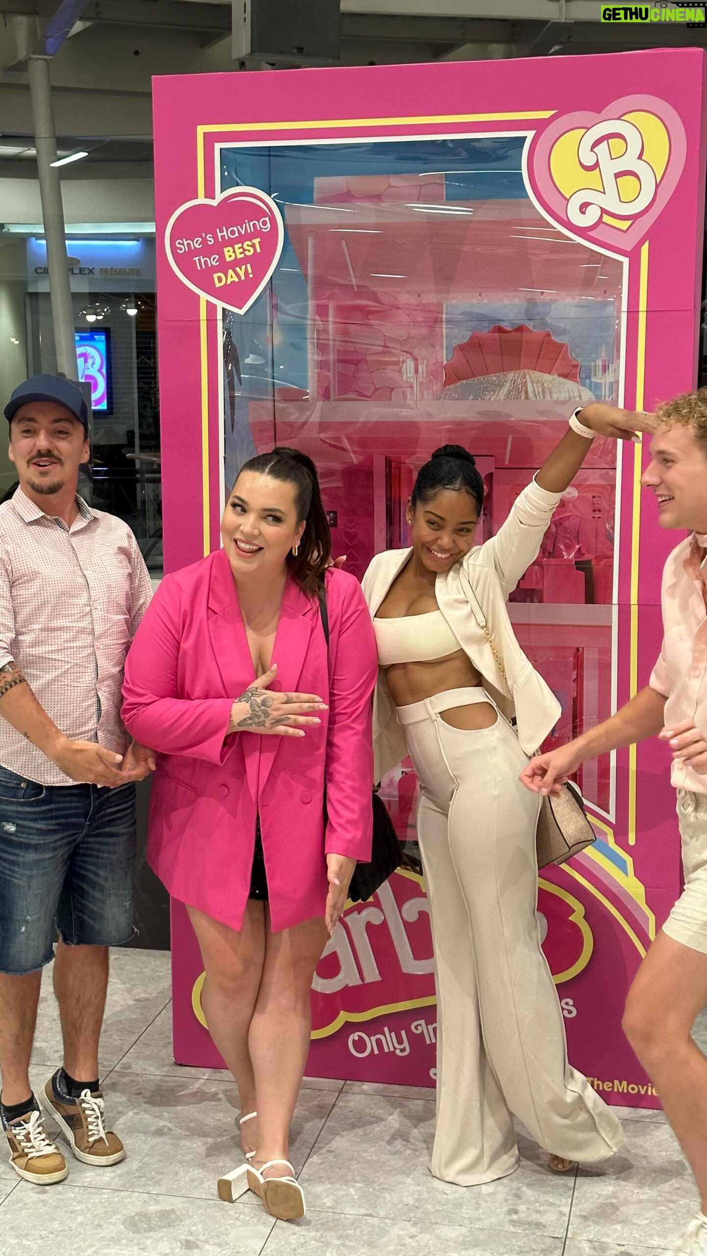 Khate Lessard Instagram - HEY BARBIE💖 Dans le cadre de la Fierté, en collaboration avec @minicanada, j’ai passé la plus rose et parfaite des soirées en compagnie des plus belles Barbie en ville ! À bord de ma MINI tout électrique, je me suis rendu downtown Montréal pour assister à une projection privée du film Barbie! Un ÉNORME merciii à ma famille @minicanada pour cette soirée incroyable! Assurez-vous d’aller consulter mon Guide MINI de la Fierté sur le site de MINI Canada pour découvrir des entreprises fabuleuses de Montréal issues de la communauté LGBTQ ! *Lien dans ma bio* #pub #miniguidetopride