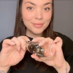 Khate Lessard Instagram – Le nouveau Cosmic de @kyliejenner ✨
Ouverture:
jasmin étoilé,orange sanguine
Coeur:
Accord ambre doré,Accord pivoine rouge
Base:
Accord musc vanillé,bois de cèdre
#parfum #kyliecosmetics #kyliejenner #reviewparfum #pharmaprix #cosmic #cosmickyliejenner #newparfum