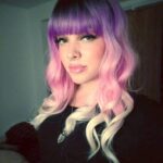 Khate Lessard Instagram – Se confier en toute fierté 🏳️‍🌈

Le mois de la fierté me ramène toujours aux sources. Je deviens super nostalgique et je me rappelle d’où je viens et comment j’en suis arrivée à être qui je suis aujourd’hui. C’était mon rêve de déménager à @montrealcentreville et de découvrir le village. Peut-être mettre le doigt sur ce drôle de sentiment de ne pas trop savoir qui je suis réellement. Je me souviens d’être assise au bar à regarder avec admiration @sashabagaz , @ritabagaz , @emmadejavu , @rainbow.drag , @akyradelarosa et me dire que moi aussi j’aimerais me sentir comme une bad bitch, fabuleuse sur une scène. Le drag a été un moyen pour moi de me libérer et de m’aider dans mon cheminement vers ma nouvelle réalité✨
mon premier nom de drag fut trouvé par la première femme qui ait cru en moi. À ce moment-là, j’avais seulement 17 ans. C’est là qu’est née Diamond Léa Love ! Pour ensuite se transformer en Khate Bang🔥