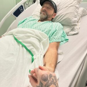 Khate Lessard Instagram - Papa,ça fait 1 mois aujourd’hui que tu nous à quitté!Le temp passe vite🥲 On dirait que c’est une autre de tes blagues et que tu va revenir à la maison bientôt.Je te mentirais si je te disais qu’on ressent pas un énorme vide….j’espère que tu m’entend parce que je te parle chaque jours! Plus les jours avancent,plus on s’ennuie mais je sais que tu est mon ange gardien🪽Papa!!! Mon album sort le 14 juin!!! J’te l’avais dit qu’on y arriverais!! C’est notre projet à nous deux ça❤️💿 On pourra les écouter en auto comme on avais l’habitude de faire🙌🏻 Je t’aimeeee à l’infini💫
