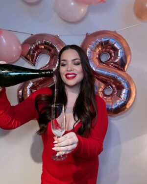 Khate Lessard Instagram - 28 ans!!!!!!🎂🥂