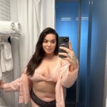 Khate Lessard Instagram – Embrasse mon bourrelet✨