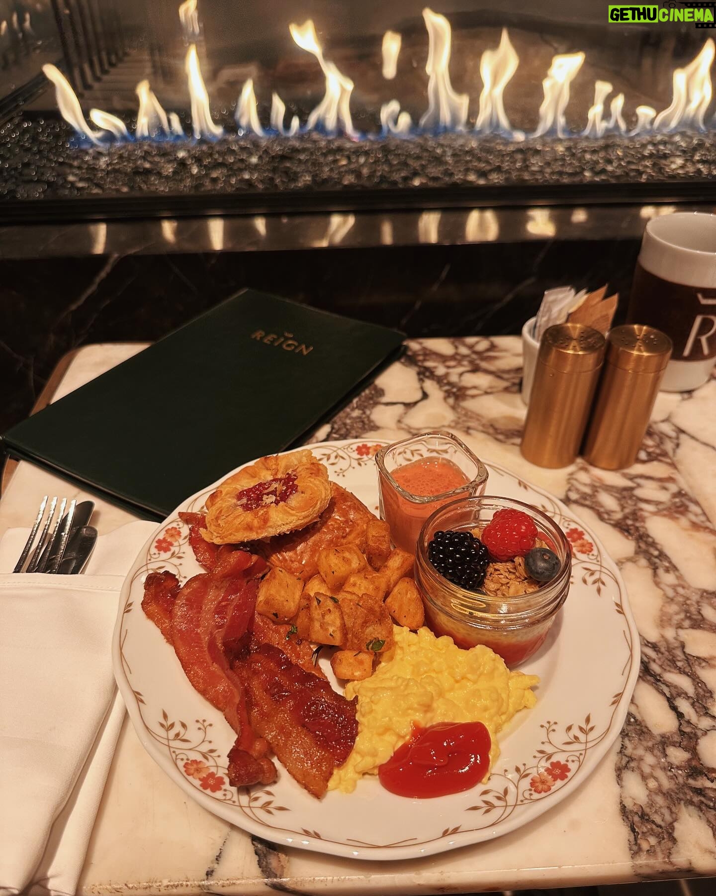 Khate Lessard Instagram - C’est dernier temps ma vie était Fabuloussss✈️🥂 #toronto #fairmont #hotel