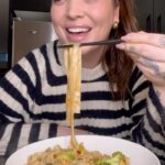 Khate Lessard Instagram – J’ai fait ce pad thaï la semaine passée et j’avais juste pas le choix de le refaire cette semaine et de partager🍜 
Sauce👀:
-2 tasse de bouillon de poulet 
-3 cuillères à Soupe de jus de lime 
-2 cuillères à soupe de cassonade 
-3 cuillères à soupe d’huile de canola 
-1 cuillère à soupe de paprika 
-2 gousses d’ail 
-3 cuillères à soupe de sauce de poisson 
-piment chili séchée (ou/et sriracha) 
(J’ai épaissie ma sauce avec un peu de fécule de maïs) 

Pâte: 
Nouille de riz 

Légumes: 
-Oignon 
-brocoli 
-Bok choy 

Viande: 
-Poulet mariné
-1 oeuf
#recettefacile #recettemaison #padthai #foodie #cookwithme