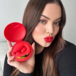 Khate Lessard Instagram - GIVEAWAY qui t’offre soit un jouet gratuit ou une carte cadeau 🎁 Tout le monde est gagnant🙌🏻Pour participer👇🏻 💋Clique sur le lien dans ma bio Instagram 🌹inscris-toi avec ton adresse e-mail 🍓Découvre ton premier cadeau de @bellesaco   100% expédition et facturation discrètes dans le monde entier✈️ #pub