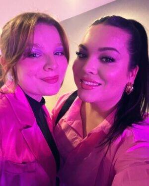 Khate Lessard Instagram - @angele_vl 🔥💜
Un spectacle incroyable entouré des meilleures🙌🏻
Merciiii à @itcosmeticsca pour l’invitation😘
#angele #nonantecinqtour