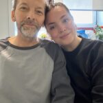 Khate Lessard Instagram – Mon p’ti papa d’amour🕊️✨
Les mots me manque pour exprimer comment je me sent présentement.Les derniers mois ont été tellement dur….et aujourd’hui tu est enfinnn libre et tu n’a plus de douleur.Ton énergie et tes sourires contagieux vont me manquer à tout jamais💔J’me rassure en me disant que c’est moi qui a eu la chance de t’avoir comme papa.Tu est assurément l’exemple de courage,d’endurance,de persévérance et de positivisme que je vais suivre pour le restant de mes jours.Tu m’a appris à être humaine,bonne avec les gens.Que le respect et la gentillesse gagne par dessus tout.Merci de m’avoir montrer qu’être fidèle à sa famille,ses amis,ses enfants…et sa femme pendant 36 ans!…Ben ça existe💕
Peu importe ce que me réserve l’avenir…tu est et restera à tout jamais MON papa🙌🏻MERCI pour les moments précieux qu’on à vécus dans les derniers jours…ce qu’on viens de vivre ensemble n’a pas de prix.Ta vulnérabilité et ta transparence m’a tellement fait de bien🫶🏻Je vais te parler tout les jours et assurément continuer toute nos p’tites traditions!! C’est PROMIS!! JE T’AIMEEEEEE❤️❤️❤️❤️ pis f*ck le cancer!