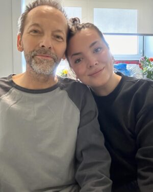 Khate Lessard Instagram - Mon p’ti papa d’amour🕊️✨
Les mots me manque pour exprimer comment je me sent présentement.Les derniers mois ont été tellement dur….et aujourd’hui tu est enfinnn libre et tu n’a plus de douleur.Ton énergie et tes sourires contagieux vont me manquer à tout jamais💔J’me rassure en me disant que c’est moi qui a eu la chance de t’avoir comme papa.Tu est assurément l’exemple de courage,d’endurance,de persévérance et de positivisme que je vais suivre pour le restant de mes jours.Tu m’a appris à être humaine,bonne avec les gens.Que le respect et la gentillesse gagne par dessus tout.Merci de m’avoir montrer qu’être fidèle à sa famille,ses amis,ses enfants…et sa femme pendant 36 ans!…Ben ça existe💕
Peu importe ce que me réserve l’avenir…tu est et restera à tout jamais MON papa🙌🏻MERCI pour les moments précieux qu’on à vécus dans les derniers jours…ce qu’on viens de vivre ensemble n’a pas de prix.Ta vulnérabilité et ta transparence m’a tellement fait de bien🫶🏻Je vais te parler tout les jours et assurément continuer toute nos p’tites traditions!! C’est PROMIS!! JE T’AIMEEEEEE❤️❤️❤️❤️ pis f*ck le cancer!