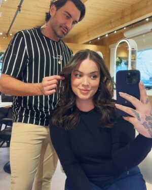 Khate Lessard Instagram - BYE LES EXTENSIONS✌🏻
Depuis maintenant 5 mois,je fait de ma santé et mon bien-être une priorité! Je vois bien que je garde le rythme et que j’ai le contrôle sur mes objectifs et mes défis.Le sport m’apporte un bien fou mentalement et physiquement….MAIS maintenant je met le doigt sur un autre détail…mes cheveux!!! 
Tout à commencé en 2017 quand j’ai commencée à porter des extensions,des rallonges au début de ma transition.Très probablement pour combler un sentiment de féminité,me procurer un look qui m’aiderai avec mon estime personnelle.J’ai toujours porté des extensions…à clip,à la kératine…mais jamais laissé un break à mes cheveux.Ça peu sembler complètement stupide mais c’est un énorme challenge pour moi!J’enlève ma béquille capillaire pour laisser place au naturel🍃Je deviens une meilleure version de moi-même et ça m’excite👏🏻