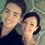 Khate Lessard Instagram – Se confier en toute fierté🏳️‍🌈

Parfois je me sent imposteure à penser que seule mes amis de longue date me connaissent vraiment! Même si je suis 100% transparente et que je parle de ma vie sans censure… reste qu’il y à un petit gars à l’intérieur de moi que vous ne connaîtrez jamais vraiment! La transition m’a adoucie,elle m’a permis de m’épanouir ,de voir et vivre la vie autrement.Cedrick à toujours rêver de glam et de paillettes! De maquillage,de spectacle et de starlette⭐️mais autrement j’me suis toujours sentie ordinaire.Suis-je seulement un personnage qui vie sa best life ou un âme libérée qui vie enfin pour de vrais?! Probablement un peu des deux.J’avais jamais pris le temp de présenter la personne que vous ne voyez jamais quand vous me regarder.Je me sent complète aujourd’hui mais reste que mon passé à forger la personne que je suis aujourd’hui!Les réseaux sociaux ,la télé et ma communauté,c’est son rêve à lui que je vie aujourd’hui❤️

#lgbtq #pride #pridemonth #gay #transgender #transgenre #temoignage