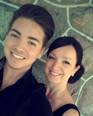 Khate Lessard Instagram - Se confier en toute fierté🏳️‍🌈

Parfois je me sent imposteure à penser que seule mes amis de longue date me connaissent vraiment! Même si je suis 100% transparente et que je parle de ma vie sans censure… reste qu’il y à un petit gars à l’intérieur de moi que vous ne connaîtrez jamais vraiment! La transition m’a adoucie,elle m’a permis de m’épanouir ,de voir et vivre la vie autrement.Cedrick à toujours rêver de glam et de paillettes! De maquillage,de spectacle et de starlette⭐️mais autrement j’me suis toujours sentie ordinaire.Suis-je seulement un personnage qui vie sa best life ou un âme libérée qui vie enfin pour de vrais?! Probablement un peu des deux.J’avais jamais pris le temp de présenter la personne que vous ne voyez jamais quand vous me regarder.Je me sent complète aujourd’hui mais reste que mon passé à forger la personne que je suis aujourd’hui!Les réseaux sociaux ,la télé et ma communauté,c’est son rêve à lui que je vie aujourd’hui❤️

#lgbtq #pride #pridemonth #gay #transgender #transgenre #temoignage
