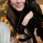 Khate Lessard Instagram – Moi et Niki vous souhaitons un doux Noël🎄
#christmascat #noel
