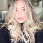 Khate Lessard Instagram - BYE LES EXTENSIONS✌🏻 Depuis maintenant 5 mois,je fait de ma santé et mon bien-être une priorité! Je vois bien que je garde le rythme et que j’ai le contrôle sur mes objectifs et mes défis.Le sport m’apporte un bien fou mentalement et physiquement….MAIS maintenant je met le doigt sur un autre détail…mes cheveux!!! Tout à commencé en 2017 quand j’ai commencée à porter des extensions,des rallonges au début de ma transition.Très probablement pour combler un sentiment de féminité,me procurer un look qui m’aiderai avec mon estime personnelle.J’ai toujours porté des extensions…à clip,à la kératine…mais jamais laissé un break à mes cheveux.Ça peu sembler complètement stupide mais c’est un énorme challenge pour moi!J’enlève ma béquille capillaire pour laisser place au naturel🍃Je deviens une meilleure version de moi-même et ça m’excite👏🏻