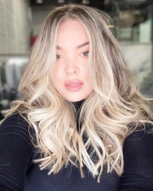 Khate Lessard Instagram - BYE LES EXTENSIONS✌🏻
Depuis maintenant 5 mois,je fait de ma santé et mon bien-être une priorité! Je vois bien que je garde le rythme et que j’ai le contrôle sur mes objectifs et mes défis.Le sport m’apporte un bien fou mentalement et physiquement….MAIS maintenant je met le doigt sur un autre détail…mes cheveux!!! 
Tout à commencé en 2017 quand j’ai commencée à porter des extensions,des rallonges au début de ma transition.Très probablement pour combler un sentiment de féminité,me procurer un look qui m’aiderai avec mon estime personnelle.J’ai toujours porté des extensions…à clip,à la kératine…mais jamais laissé un break à mes cheveux.Ça peu sembler complètement stupide mais c’est un énorme challenge pour moi!J’enlève ma béquille capillaire pour laisser place au naturel🍃Je deviens une meilleure version de moi-même et ça m’excite👏🏻
