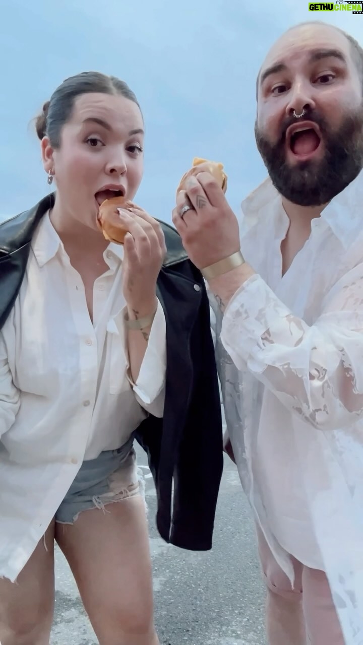 Khate Lessard Instagram - Telles sont les premières paroles de cet album🙏🏻 Un Girl Night Anthem c’est jamais sans des burgers🍔🏳️🌈 4 jours avant la sortie!!! #newmusic #newartist