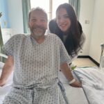 Khate Lessard Instagram – Mon p’ti papa d’amour🕊️✨
Les mots me manque pour exprimer comment je me sent présentement.Les derniers mois ont été tellement dur….et aujourd’hui tu est enfinnn libre et tu n’a plus de douleur.Ton énergie et tes sourires contagieux vont me manquer à tout jamais💔J’me rassure en me disant que c’est moi qui a eu la chance de t’avoir comme papa.Tu est assurément l’exemple de courage,d’endurance,de persévérance et de positivisme que je vais suivre pour le restant de mes jours.Tu m’a appris à être humaine,bonne avec les gens.Que le respect et la gentillesse gagne par dessus tout.Merci de m’avoir montrer qu’être fidèle à sa famille,ses amis,ses enfants…et sa femme pendant 36 ans!…Ben ça existe💕
Peu importe ce que me réserve l’avenir…tu est et restera à tout jamais MON papa🙌🏻MERCI pour les moments précieux qu’on à vécus dans les derniers jours…ce qu’on viens de vivre ensemble n’a pas de prix.Ta vulnérabilité et ta transparence m’a tellement fait de bien🫶🏻Je vais te parler tout les jours et assurément continuer toute nos p’tites traditions!! C’est PROMIS!! JE T’AIMEEEEEE❤️❤️❤️❤️ pis f*ck le cancer!