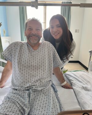 Khate Lessard Instagram - Mon p’ti papa d’amour🕊️✨
Les mots me manque pour exprimer comment je me sent présentement.Les derniers mois ont été tellement dur….et aujourd’hui tu est enfinnn libre et tu n’a plus de douleur.Ton énergie et tes sourires contagieux vont me manquer à tout jamais💔J’me rassure en me disant que c’est moi qui a eu la chance de t’avoir comme papa.Tu est assurément l’exemple de courage,d’endurance,de persévérance et de positivisme que je vais suivre pour le restant de mes jours.Tu m’a appris à être humaine,bonne avec les gens.Que le respect et la gentillesse gagne par dessus tout.Merci de m’avoir montrer qu’être fidèle à sa famille,ses amis,ses enfants…et sa femme pendant 36 ans!…Ben ça existe💕
Peu importe ce que me réserve l’avenir…tu est et restera à tout jamais MON papa🙌🏻MERCI pour les moments précieux qu’on à vécus dans les derniers jours…ce qu’on viens de vivre ensemble n’a pas de prix.Ta vulnérabilité et ta transparence m’a tellement fait de bien🫶🏻Je vais te parler tout les jours et assurément continuer toute nos p’tites traditions!! C’est PROMIS!! JE T’AIMEEEEEE❤️❤️❤️❤️ pis f*ck le cancer!