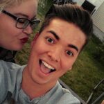 Khate Lessard Instagram – Se confier en toute fierté🏳️‍🌈

Parfois je me sent imposteure à penser que seule mes amis de longue date me connaissent vraiment! Même si je suis 100% transparente et que je parle de ma vie sans censure… reste qu’il y à un petit gars à l’intérieur de moi que vous ne connaîtrez jamais vraiment! La transition m’a adoucie,elle m’a permis de m’épanouir ,de voir et vivre la vie autrement.Cedrick à toujours rêver de glam et de paillettes! De maquillage,de spectacle et de starlette⭐️mais autrement j’me suis toujours sentie ordinaire.Suis-je seulement un personnage qui vie sa best life ou un âme libérée qui vie enfin pour de vrais?! Probablement un peu des deux.J’avais jamais pris le temp de présenter la personne que vous ne voyez jamais quand vous me regarder.Je me sent complète aujourd’hui mais reste que mon passé à forger la personne que je suis aujourd’hui!Les réseaux sociaux ,la télé et ma communauté,c’est son rêve à lui que je vie aujourd’hui❤️

#lgbtq #pride #pridemonth #gay #transgender #transgenre #temoignage