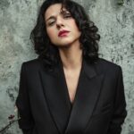 Khatia Buniatishvili Instagram - Sie tritt auf den grossen Konzertbühnen der Welt auf und erhält jedes Mal eine Standing Ovation. @khatiabuniatishvili ist ein Superstar der klassischen Musik. Für die aktuelle Ausgabe trafen wir die Georgierin zum Interview und einem Fotoshooting vor atemberaubender Kulisse in Tour-de-Peliz. Auf Seite 102-112 in der aktuellen Ausgabe. #khatiabuniatishvili #interviewbyringier 📸 Charlie De Keersmaecker